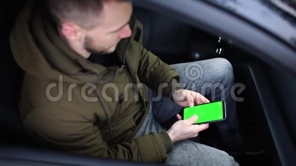 一个男人坐在车里打电话视频的预览图