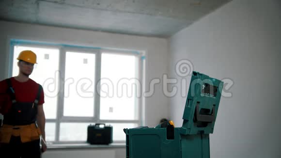 公寓维修两名男子工人拿着工具和一台电钻走到箱子前视频的预览图