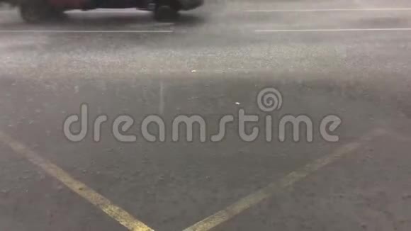 街道上的倾盆大雨视频的预览图
