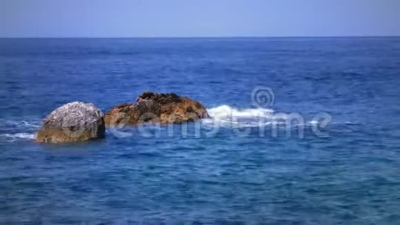 蓝色的海洋和岩石景观视频的预览图