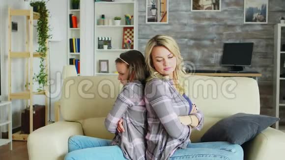 行为不端的小女孩和妈妈坐在一起视频的预览图