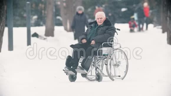 一位坐在轮椅上的老兵视频的预览图