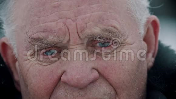 年迈的祖父悲伤的眼睛充满泪水的老祖父视频的预览图