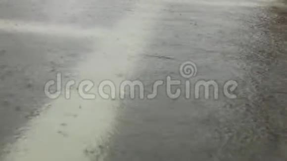 下雨时水的背景视频的预览图