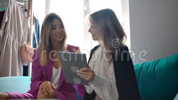 时尚的朋友在商店里使用平板电脑视频的预览图