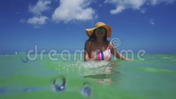 海滩上的快乐女人加勒比海多米尼加共和国蓬塔卡纳暑假听我的想法视频的预览图