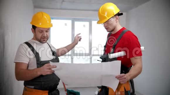 公寓维修两名工人在工作前讨论公寓计划视频的预览图