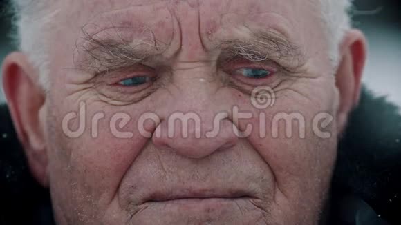 年迈的祖父一位带着金色牙齿微笑的祖父的肖像视频的预览图