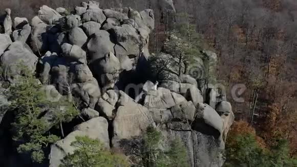 新婚燕尔的婚礼一架无人机绕着一对站在岩石上的年轻夫妇视频的预览图