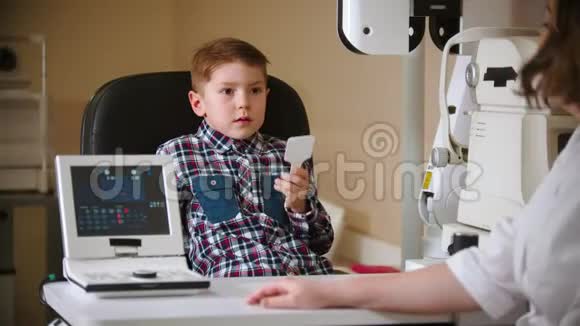 眼科诊所的治疗一个小男孩用眼罩遮住眼睛读信一个女人开车视频的预览图