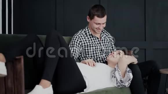 恋爱中的情侣微笑着男人手牵着深色的肚皮视频的预览图