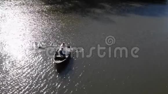 船上有新娘的背景灿烂的阳光反射在一个大湖的水中视频的预览图