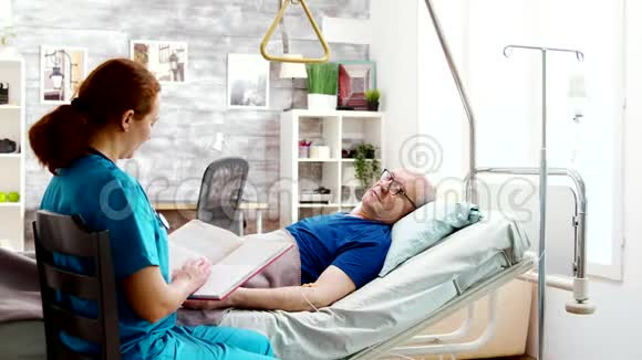 躺在养老院病床上的老病人视频的预览图