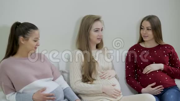 孕妇在候诊室等候医生视频的预览图