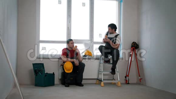选秀公寓的公寓修缮男工们正在休息吃着奶酪卷视频的预览图