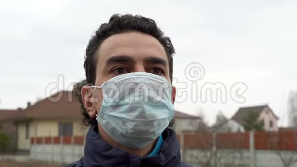 意大利男人在户外戴着医用口罩看上去很害怕很震惊很沮丧视频的预览图