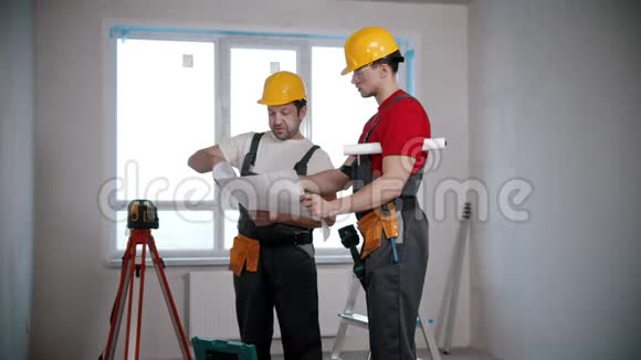 公寓维修两名男性工人在开始工作前讨论公寓计划视频的预览图