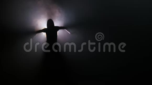 剪影年轻女子在黑暗中跳舞视频的预览图