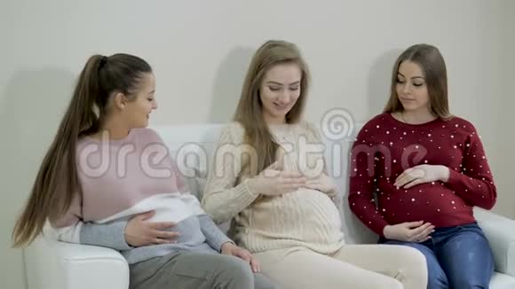 孕妇在候诊室等候医生视频的预览图