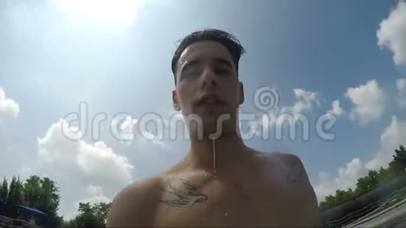 英俊的年轻人在游泳池游泳水下射击视频的预览图