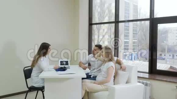 准夫妻在诊所咨询医生时交谈视频的预览图