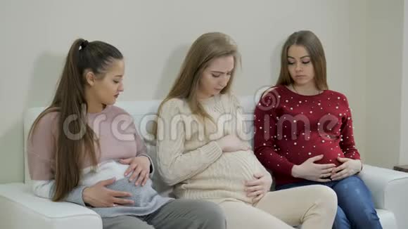 孕妇在候诊室等待医生时感觉不好视频的预览图