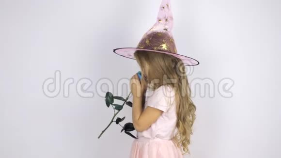 戴着狂欢帽的女孩视频的预览图