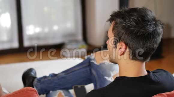 两个年轻人在家沙发上聊天视频的预览图