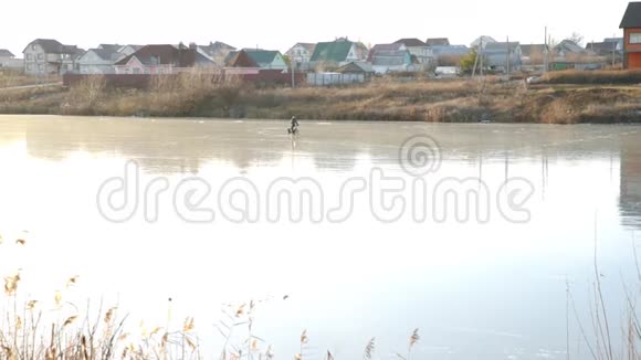 人骑着自行车在湖面上结冰视频的预览图