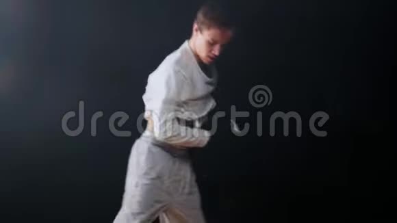 年轻的健美男子打破舞者穿着白色衣服旋转一只手并保持平衡视频的预览图
