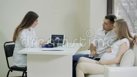 准夫妻在诊所咨询医生时交谈视频的预览图