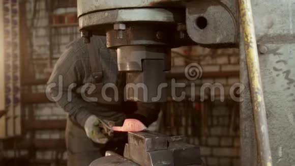 铁匠用工业压力机造成刀视频的预览图