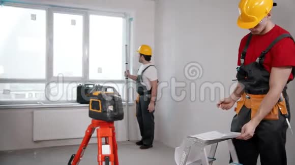 修理草稿公寓两名男子在室内工作视频的预览图