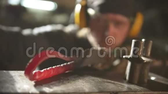铁匠用不寻常的设计锻造金属手柄视频的预览图