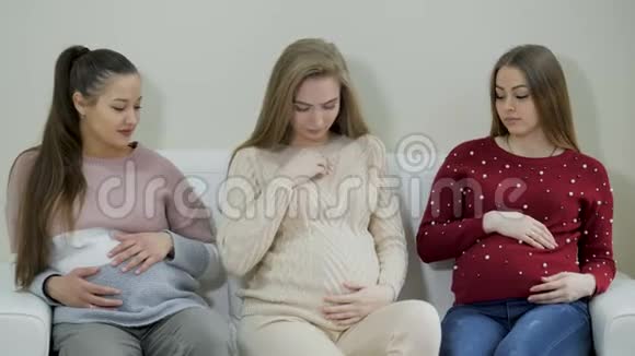 孕妇在候诊室等待医生时感觉不好视频的预览图