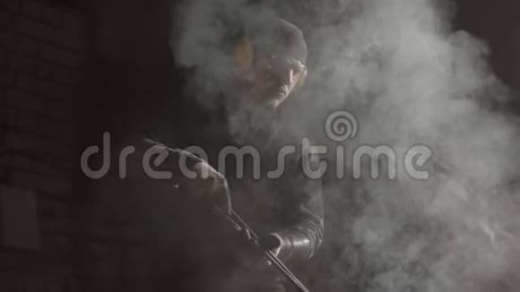 铁匠工人冷却铁水刀蒸汽从刀刃上出来视频的预览图