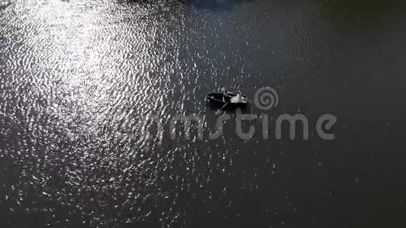 船上有新娘的背景灿烂的阳光反射在一个大湖的水中视频的预览图