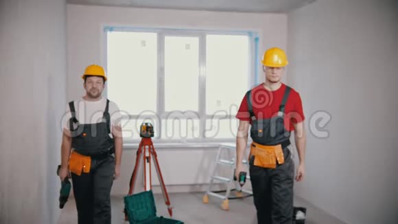 公寓维修两名工人站在公寓通风处视频的预览图