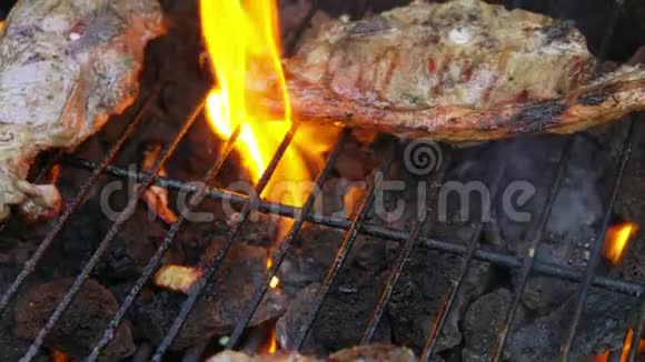 一块肉放在烤架上视频的预览图