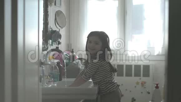 卫生保健背景女孩子在浴室洗手视频的预览图