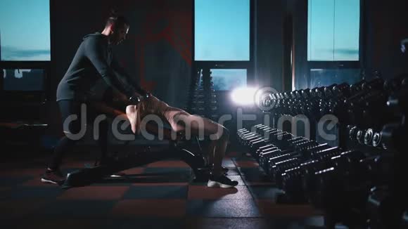 健身女子健身教练在健身房用哑铃锻炼身体视频的预览图