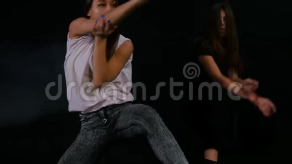 两个年轻女子在黑暗的室内自由式舞蹈视频的预览图
