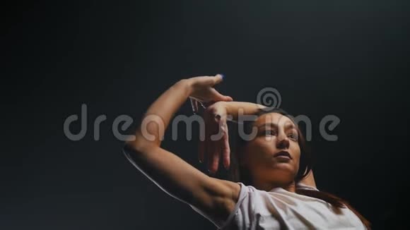 年轻的黑发女人用手跳舞视频的预览图