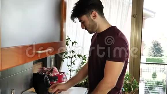 年轻人在家里用机器准备咖啡视频的预览图