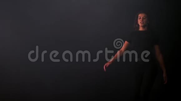 年轻迷人的女人走上舞台站在性感的姿势视频的预览图