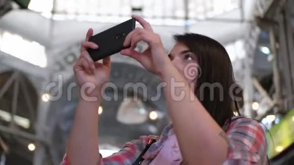 一位美女在食品市场拍照的特写镜头视频的预览图