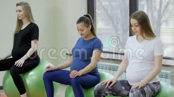 一群在健身房健身的快乐孕妇视频的预览图