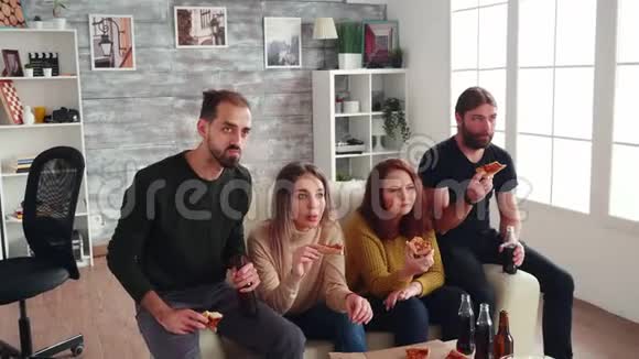 一群朋友坐在沙发上吃披萨视频的预览图