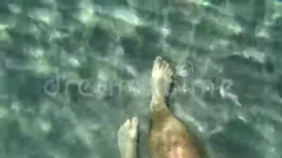 人走在海底人脚踏到底沙起观点视频的预览图