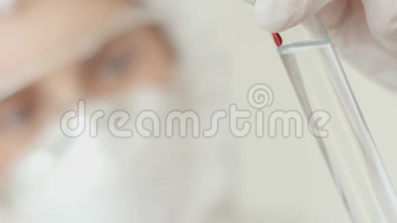 用滴血进行分析的溶液封闭试管一位女性化学家做血液测试视频的预览图